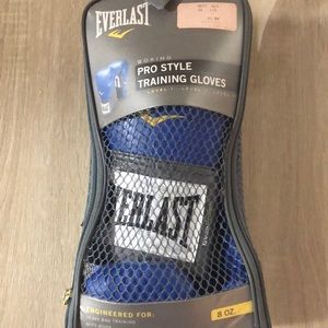 Blue unisex boxing gloves. Everlast brand. 8 oz.